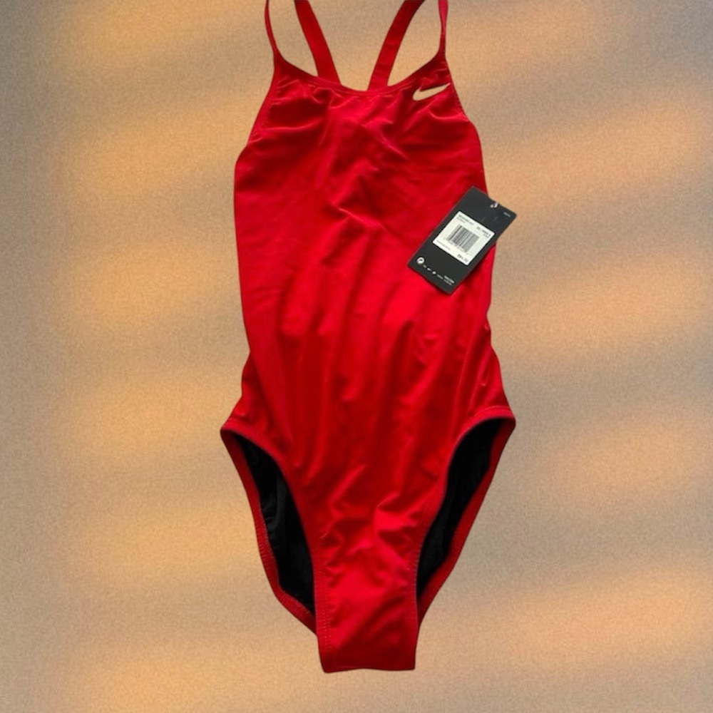 Nike Women's HydraStrong Solid Fastback One Piece Swimsuit